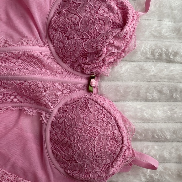 Lacey Pink corset with rose embellishment - Picture 2 of 4